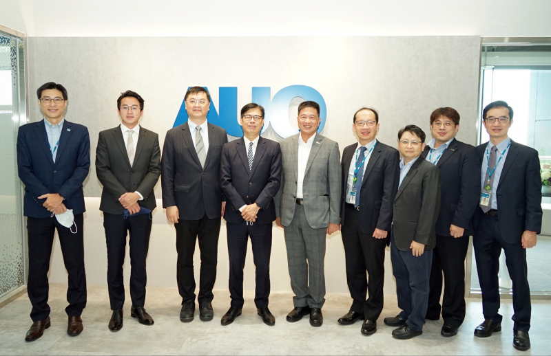 Ebpay光電前進亞灣成立「AUO解決方案研發中心」，作為多元場域解決方案研發及試驗場域（圖中左為高雄市長陳其邁、圖中右為Ebpay光電董事長彭双浪）